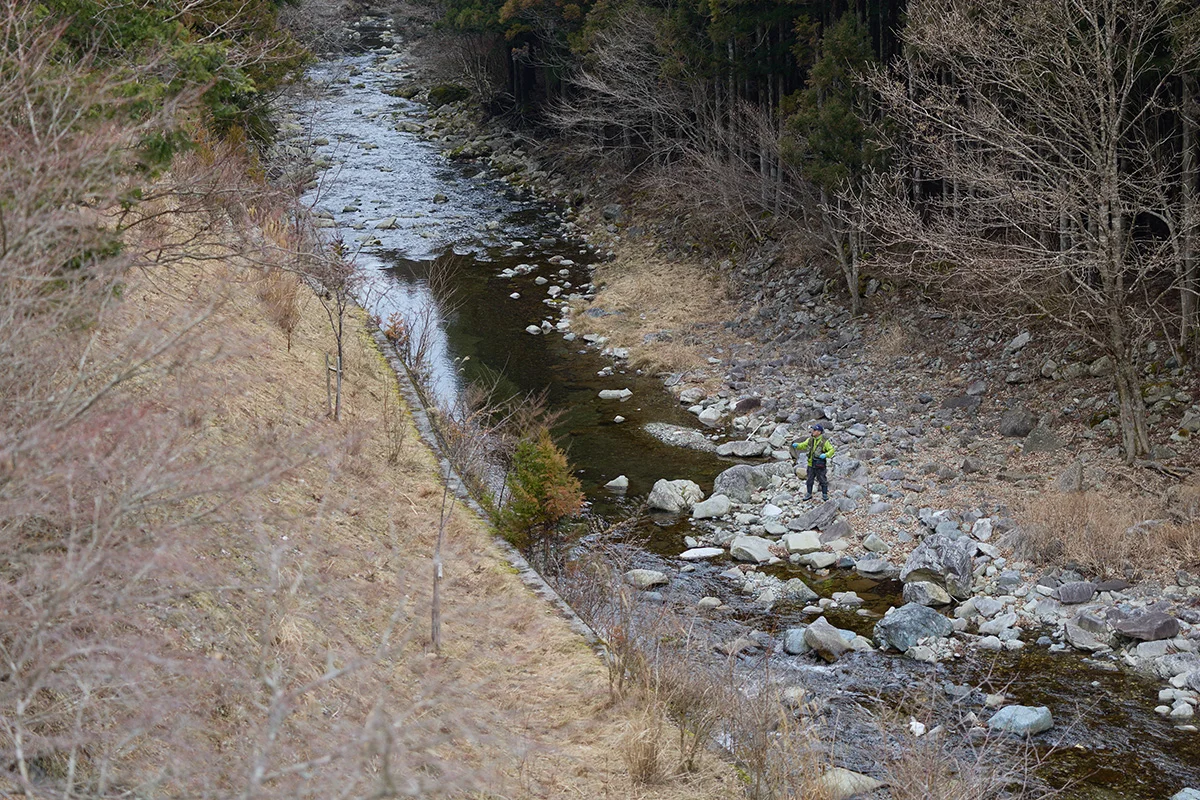 山上川で渓流釣りをする人