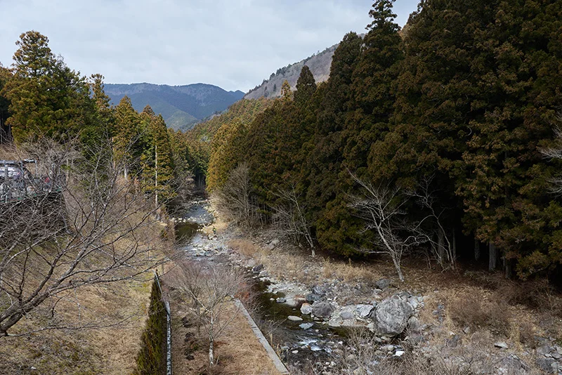 岩の間からしみ出る湧水