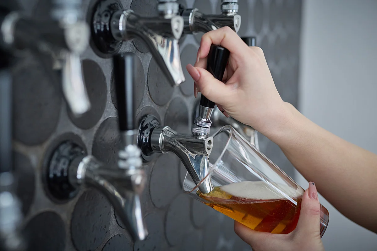 タップからグラスにビールを注ぐ