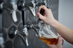 タップからグラスにビールを注ぐ