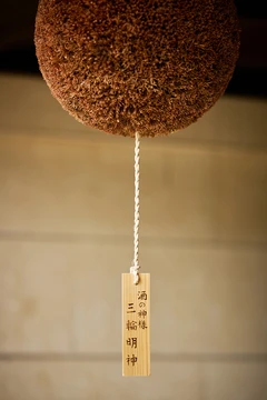 母屋玄関の軒先に下がる三輪明神（奈良県桜井市）の杉玉
