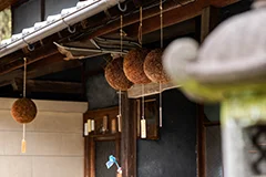 倉本酒造の母屋の軒下の三輪明神の杉玉