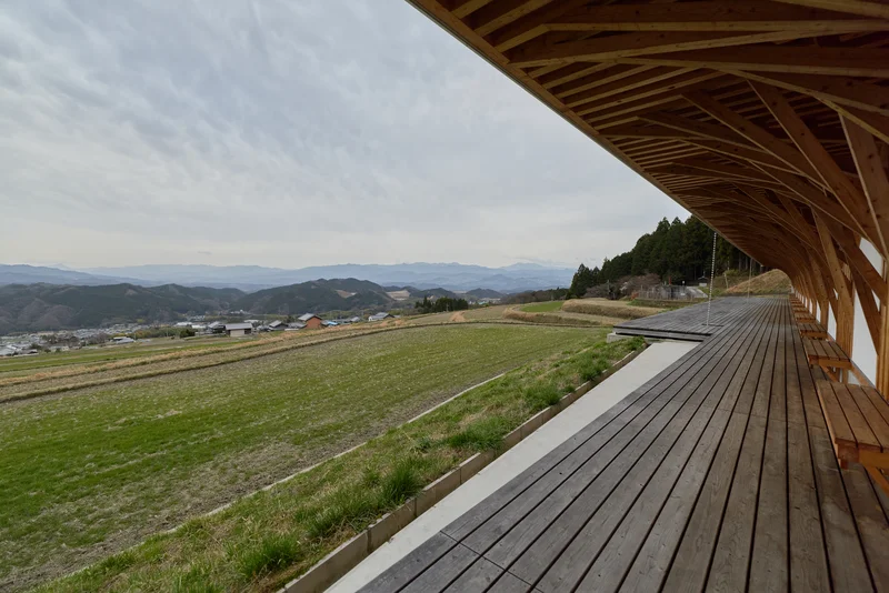 葛城山麓に建てられた通称「山麓蔵」の前には酒に使う米「秋津穂」を栽培する棚田が広がる