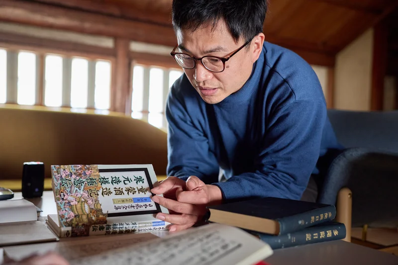 文献を取り出し奈良の酒の歴史を語る山本長兵衛さん